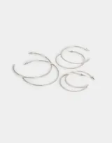 Set de tres pares de aros tipo argolla de metal dorado, en diferentes tamaños, con cierre de tope a presión.