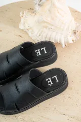 Sandalias marrones de gamuza con plataforma y tiras con aberturas.