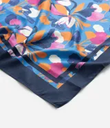 Pañuelo cuadrado de satén con estampado floral multicolor y borde liso azul marino.