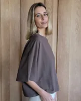 Remerón marrón de algodón, corte holgado y mangas cortas.