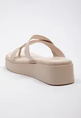 Sandalia de símil cuero con doble tira entrelazada y plataforma de 4.5 cm.