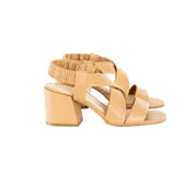 Sandalias de cuero color camel con tiras cruzadas acolchadas, talón elástico fruncido, taco ancho de 6 cm y punta cuadrada.