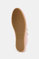 Zapato tipo bailarina de color rosa con efecto satinado, estilo deportivo, con doble tira ajustable con velcro en la parte delantera, detalle de pespuntes y acabado en punta redonda.