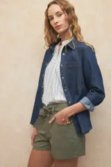 Short de algodón negro con cuatro bolsillos y detalle de lazo en el frente.