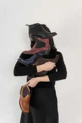 Botas Chelsea de cuero color marrón oscuro, con paneles laterales elásticos en marrón y suela de goma.