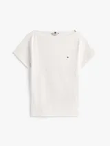 Remera blanca de corte regular con cuello redondo y logo de Tommy Hilfiger bordado en el pecho.