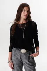 Sweater beige de tejido de punto calado, con mangas largas y cuello redondo. Confeccionado en viscosa y poliéster.