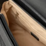 Bandolera negra de cuero sintético graneado con solapa y cierre. Tiene correa regulable, herrajes plateados, un compartimento, un bolsillo interno con cierre, un bolsillo interno abierto y un bolsillo externo con botón. Interior de tela de algodón y poliéster.