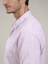 Camisa verde militar de manga larga, confeccionada en mezcla de lino y algodón. Tiene cuello clásico, cierre con botones y un bolsillo en el pecho.