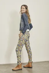 Pantalón largo de viscosa con estampado de hojas en tonos amarillo, negro y violeta.