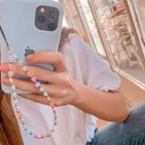 Cadena de cuentas con diseño de flores multicolores y detalles en metal.