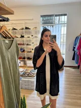 Saco calado negro tejido a máquina, con mezcla de algodón y poliéster.