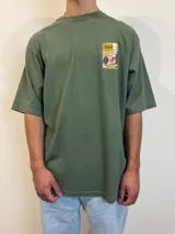 Remera negra de corte oversize con estampado rectangular en el pecho.