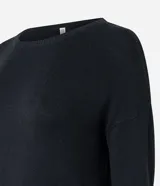 Buzo de punto negro de algodón, con cuello redondo y mangas largas.
