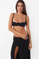 Microtop negro de microfibra liviana con terminaciones de puntilla y breteles regulables.