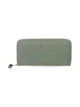 Billetera tipo fichero color verde con cierre metálico, múltiples compartimentos internos y logo metálico de la marca.