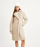 Saco alargado color beige de sherpa con cuello solapa, manga larga y abotonado delantero.