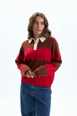 Sweater de tejido de punto con diseño a rayas horizontales anchas en colores rojo, marrón oscuro y beige claro en el cuello. Posee cuello polo y tapeta con botones.