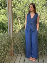 Pantalón negro de lino, corte ancho, con cintura elástica y bolsillos laterales.