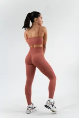 Top deportivo color ladrillo, con breteles finos y espalda deportiva.