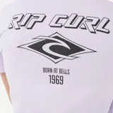 Remera de manga corta color lila con logo de Rip Curl estampado en el pecho. Corte clásico.