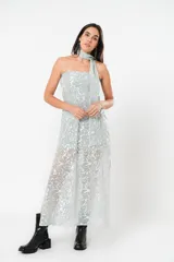 Vestido midi plateado de tul foil con forro, strapless con lazo en el cuello y tajos laterales.