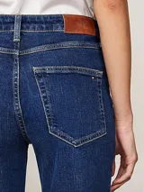 Pantalón de jean azul oscuro, de corte recto y talle medio, con diseño clásico de cinco bolsillos.