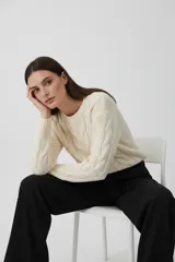 Sweater de poliéster color bordó, con diseño de ochos, corte holgado y cuello a la base.