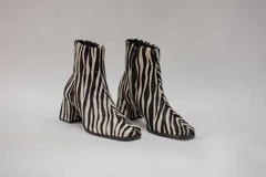 Botas cortas de cuero negro con cierre lateral y taco de madera.