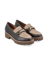 Mocasín gris con detalle de hebilla dorada y suela track negra.