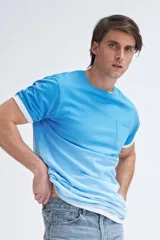 Remera celeste con efecto degradado tye dye y bolsillo en el pecho.