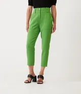 Pantalón carrot verde manzana de poliéster, tiro alto, con bolsillos laterales y cierre frontal con doble botón.
