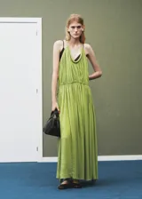 Vestido maxi largo de tejido plisado color verde lima, con tirantes finos y fruncido elástico en la cintura.