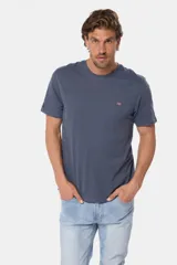 Remera celeste de manga corta con cuello redondo y bordado pequeño en el pecho. Corte clásico.