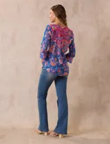 Blusa de modal estampada con flores, marca Ruby Rd. Tiene mangas 3/4 con aplique de crochet y terminación amplia.