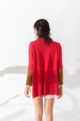 Sweater rojo de algodón con mangas largas color marrón acanalado y cuello redondo.
