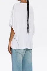 Camiseta blanca de viscosa, corte recto, cuello en V y manga corta ancha.