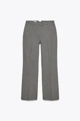 Pantalón de vestir gris jaspeado, de tiro alto, corte recto y largo a la pantorrilla. Cuenta con bolsillos delanteros y cierre frontal con cremallera, botón interior y ganchos metálicos.