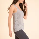 Musculosa gris de lino orgánico con diseño calado vertical.
