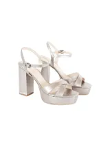 Sandalia de fiesta color peltre con plataforma y taco cuadrado.