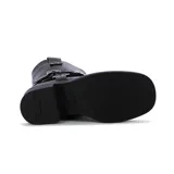 Botas de caña baja color marrón oscuro, con puntera redondeada y taco cuadrado. Presentan dos correas con hebillas metálicas plateadas alrededor del tobillo y ojales metálicos.