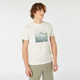Remera blanca de algodón con estampado cuadrado de un bosque con niebla y la frase "DIVE INTO THE REALM OF THE UNSEEN".