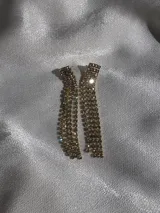 Par de aros colgantes dorados con strass.