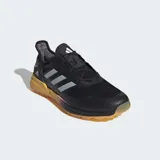 Championes deportivos Adidas Adipower Field Hockey 2.1, color negro con tres franjas plateadas en el lateral. Posee una entresuela gruesa de color amarillo mostaza y suela de goma color caramelo con tacos multidireccionales.