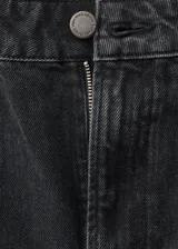 Pantalón de jean negro de tiro alto, corte recto y cinco bolsillos.