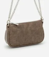 Cartera baguette color marrón con textura símil cuero, asa corta de cadena plateada y cierre superior con cremallera.