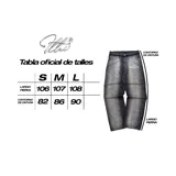 Pantalón de jean gris oscuro con corte amplio y estampado con el logo de la marca en la pierna izquierda.