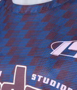 Remera oversized de tule con estampado geométrico en tonos azul y borgoña. Presenta cuello redondo, mangas cortas y estampado frontal con letras.