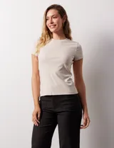 Remera azul marino de modal con textura acanalada, cuello redondo y mangas cortas con detalle de frunce en los hombros.