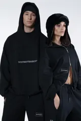 Campera negra con cierre frontal, capucha y logo de la marca en el pecho.